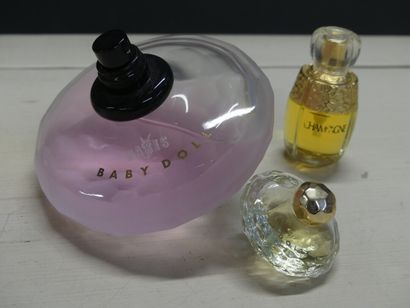 Yves Saint LAURENT YVES SAINT LAURENT. Réunion d'un parfum factice et trois miniatures:...