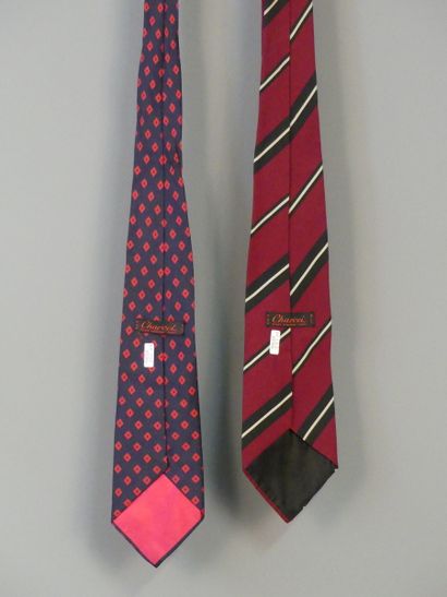 CHARVET, deux cravates en soie CHARVET, deux cravates en soie à rayures et motif...
