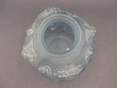 Pierre de CAGNY Pierre de CAGNY. Vase boule en verre moulé bleu, signé. Vers 1930....