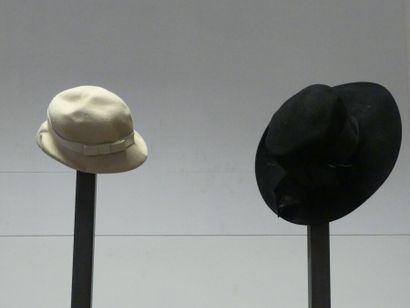 CHAPEAUX Réunion de chapeaux pour femmes et hommes dont une casquette Escada. Usures...