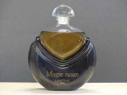 Lancôme LANCOME. Flacon de parfum factice "Magie noire", en verre. H: 30cm. En l...