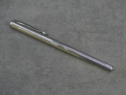 MONTBLANC MONTBLANC. Stylo plume rainuré en métal argenté et plume or 750, signé....