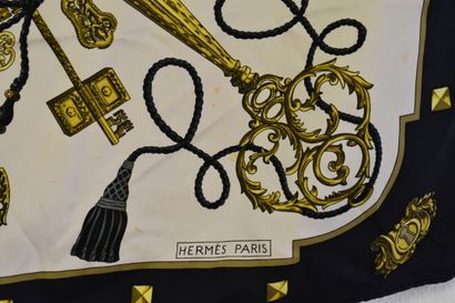HERMES HERMES. Carré en soie "Les clefs" par Cathy Latham. Dimensions: 90x90cm. Quelques...
