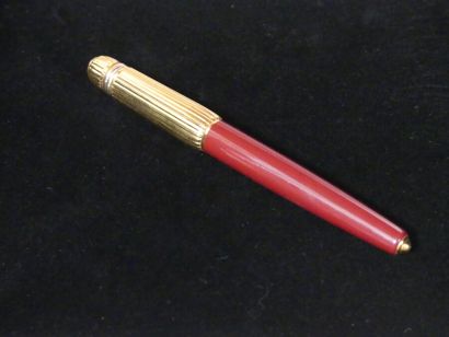 CARTIER. Stylo-plume CARTIER. Stylo-plume en laque rouge, plume en or. Longueur :...