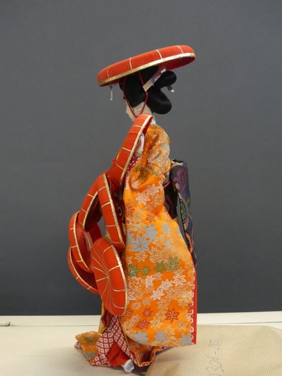 Poupée Geisha Poupée Geisha, en plastique et cheveux nylon; kimono en tissus colorés...