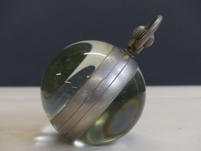 PENDULETTE Pendulette chrono de forme sphérique, métal et verre, cadran à chiffres...
