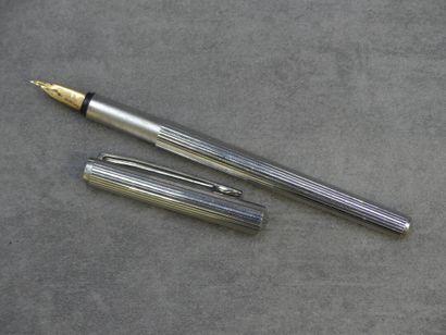 MONTBLANC MONTBLANC. Stylo plume rainuré en métal argenté et plume or 750, signé....