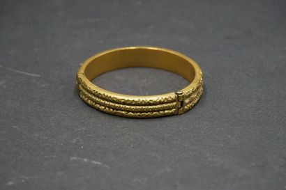 Bracelet en métal doré Bracelet en métal doré. Diamètre : 6 cm. En l'état