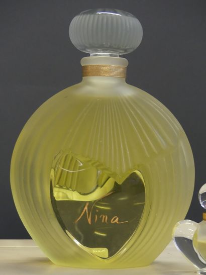 Nina RICCI Nina RICCI. Réunion de deux flacons de parfums factices en verre. H: 10.5cm...