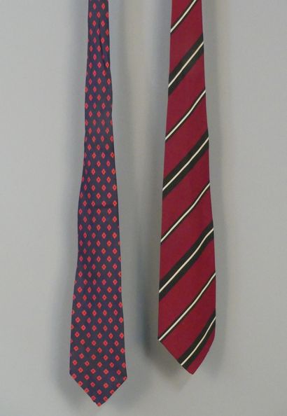 CHARVET, deux cravates en soie CHARVET, deux cravates en soie à rayures et motif...