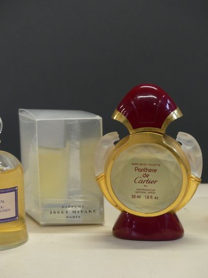 Réunion de six parfums et miniatures de diverses marques. Réunion de six parfums...