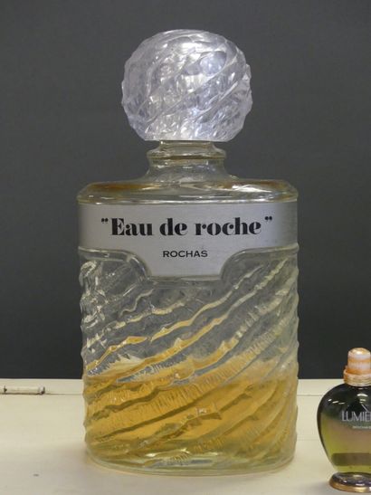 Réunion de deux flacons de parfums factices Réunion de deux flacons de parfums factices:...