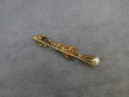 EPINGLE A CRAVATE Epingle à cravate en or avec un pendent orné d'une perle de culture...