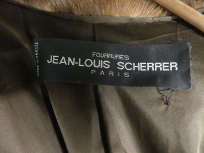 Jean-Louis SCHERRER JEAN-LOUIS SCHERRER. Pelisse fourure. Hauteur : 131 cm Bord à...