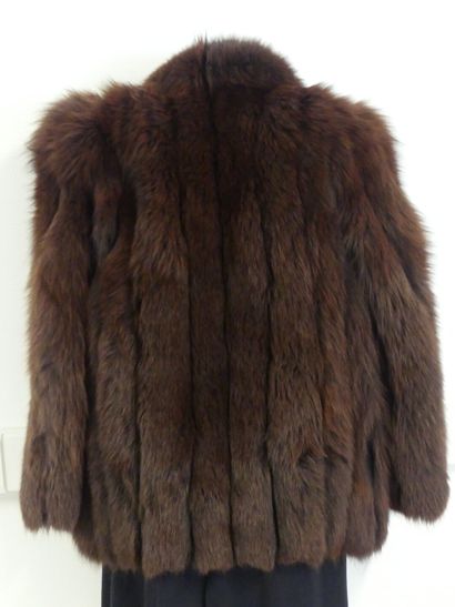 veste en fourrure veste en fourrure taille 40 42. hauteur 74 cm. En l'état