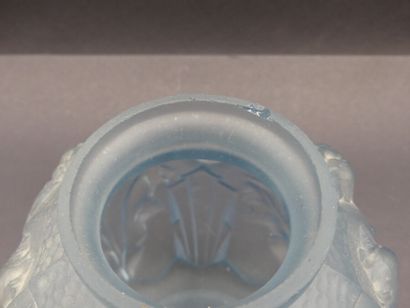 Pierre de CAGNY Pierre de CAGNY. Vase boule en verre moulé bleu, signé. Vers 1930....