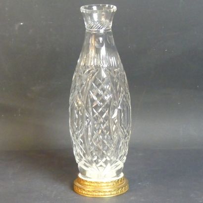 SAINT-LOUIS. Vase en cristal taillé. 