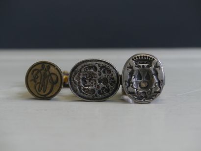 Réunion de trois sceaux. Réunion de trois sceaux en laiton et métal, un sceau à décor...