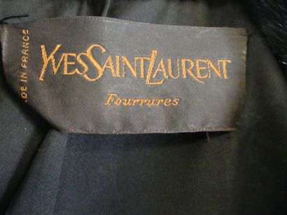Yves Saint LAURENT YVES SAINT LAURENT Fourrures. Long manteau en vison doublure en...