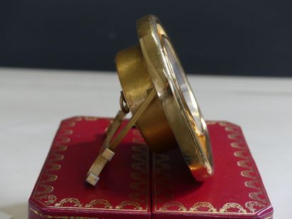 CARTIER. CARTIER. Must de Cartier. Pendulette de bureau en métal doré et laqué ivoire,...