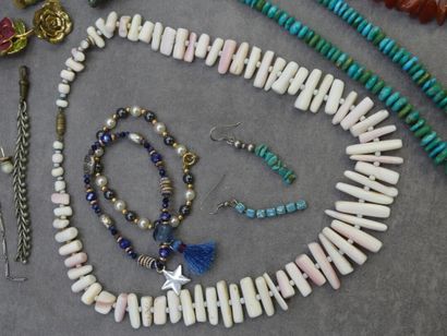 Réunion de bijoux fantaisie Réunion de bijoux fantaisie dont: colliers, bracelets,...