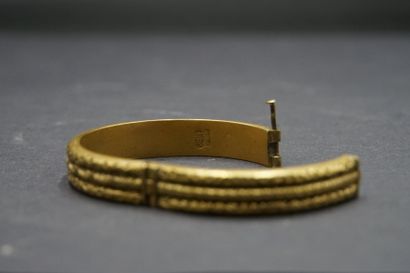 Bracelet en métal doré Bracelet en métal doré. Diamètre : 6 cm. En l'état