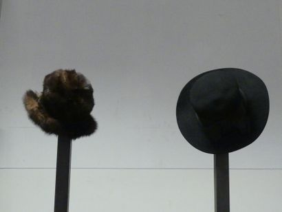 CHAPEAUX Réunion de chapeaux pour femmes et hommes dont une casquette Escada. Usures...