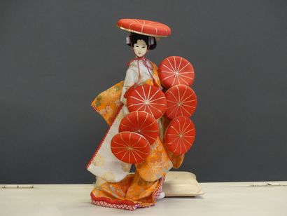 Poupée Geisha Poupée Geisha, en plastique et cheveux nylon; kimono en tissus colorés...
