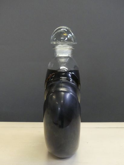 Lancôme LANCOME. Flacon de parfum factice "Magie noire", en verre. H: 30cm. En l...