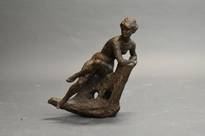 Femme assise Ecole du XXème siècle, Femme assise, épreuve en bronze patiné. Dimensions...