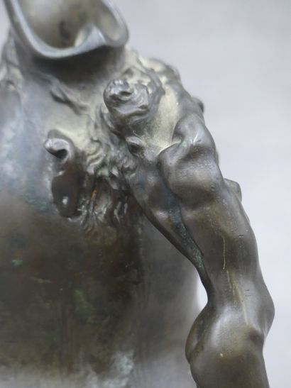 Aimé-Jules DALOU (1838-1902) Aimé-Jules DALOU (1838-1902). Pichet en bronze, anse...