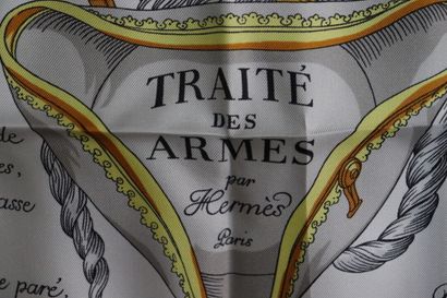 HERMES HERMES. Modèle Traité des armes. Carré en soie, design par Hugo Grygkar. Avec...