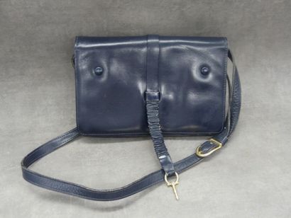 null CELINE. Sac en cuir bleu marine à trois soufflets. Dimensions : 14 x 22 cm....