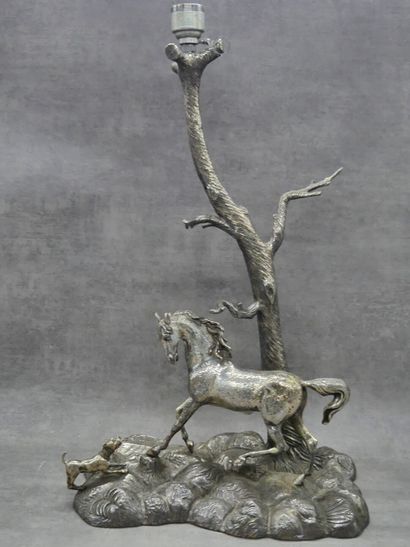 PIED DE LAMPE Pied de lampe en bronze argenté, représentant un cheval et un chien...