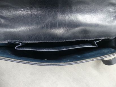 CELINE CELINE. Petit sac en cuir bleu marine à pompons. Dimensions : 23 x 18 cm....