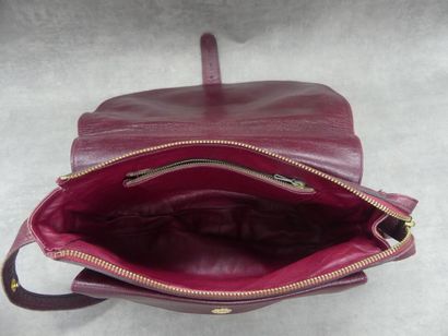 CELINE CELINE - PARIS. Sac en cuir bordeaux. Dimensions : 22 x 31 cm . Bon état ...