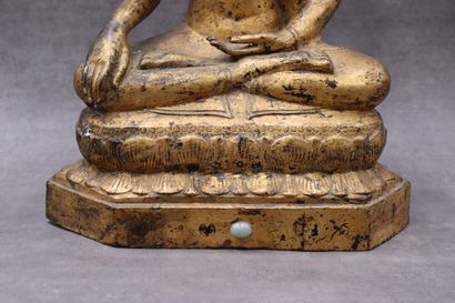 ASIE DU SUD ASIE DU SUD. Statue en bronze doré représentant un Buddha en méditation....