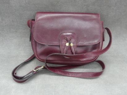 null CELINE. Sac en cuir bordeaux à pompons. Dimensions : 17 x 23 cm. Bon état g...