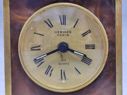 HERMES. HERMES Paris. Horloge de table dans son écrin en cuir. Dimensions de l'horloge...