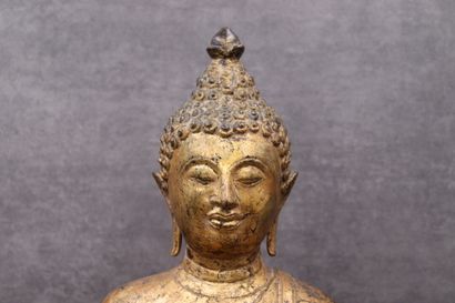 ASIE DU SUD ASIE DU SUD. Statue en bronze doré représentant un Buddha en méditation....
