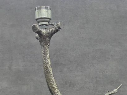 PIED DE LAMPE Pied de lampe en bronze argenté, représentant un cheval et un chien...