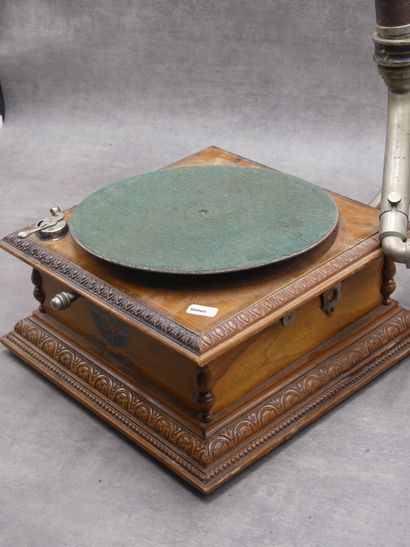 null Gramophone à pavillon vert. Poignée manquante. En l'état.