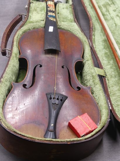 Violon Clément luthier à Besançon 1841. Un violon avec coffret, archer monté argent....