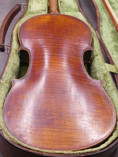 Violon Clément luthier à Besançon 1841. Un violon avec coffret, archer monté argent....