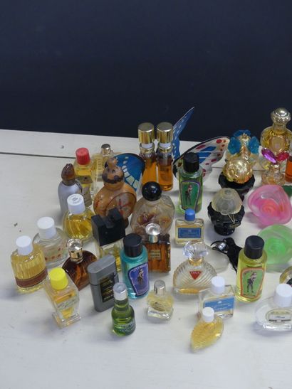 Réunion de miniatures de parfum de diverses marques. Réunion de miniatures de parfum...