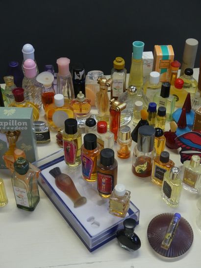 Réunion de miniatures de parfum de diverses marques. Réunion de miniatures de parfum...