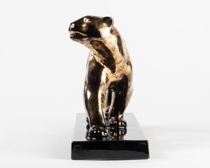 Panthère Panthère en céramique émaillée noire et or, vers 1930-40, petit cachet de...