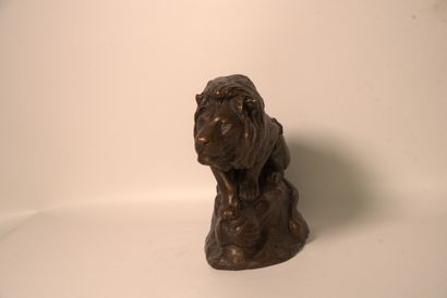 LION Georges Gardet (1863-1939). Lion sur promontoir en forme de tête de lionne,...