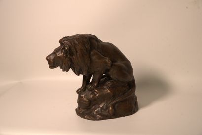 LION Georges Gardet (1863-1939). Lion sur promontoir en forme de tête de lionne,...