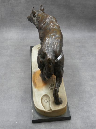 Le Loup Charles VALTON (1851-1918). Le loup dans la neige, bronze sur socle en marbre,...